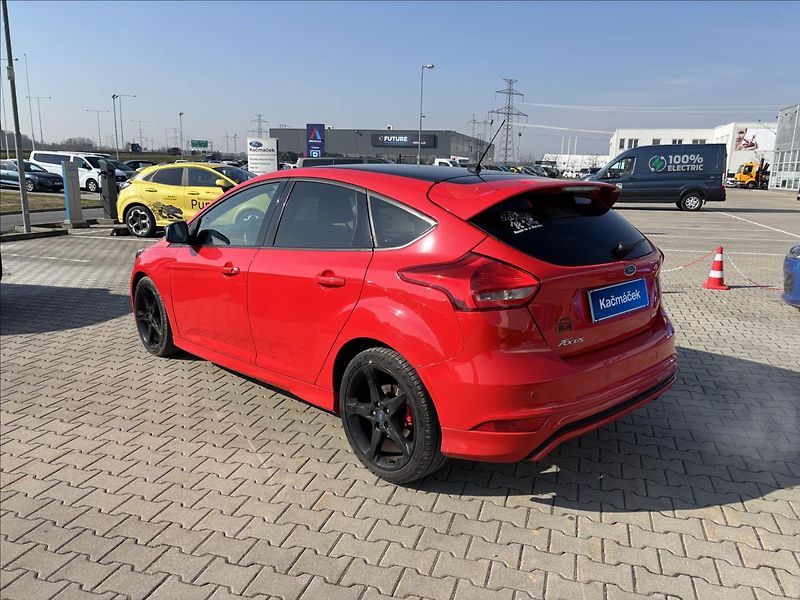Ford Focus 1,5 Race Red 110 kW - fotka 3 z 32