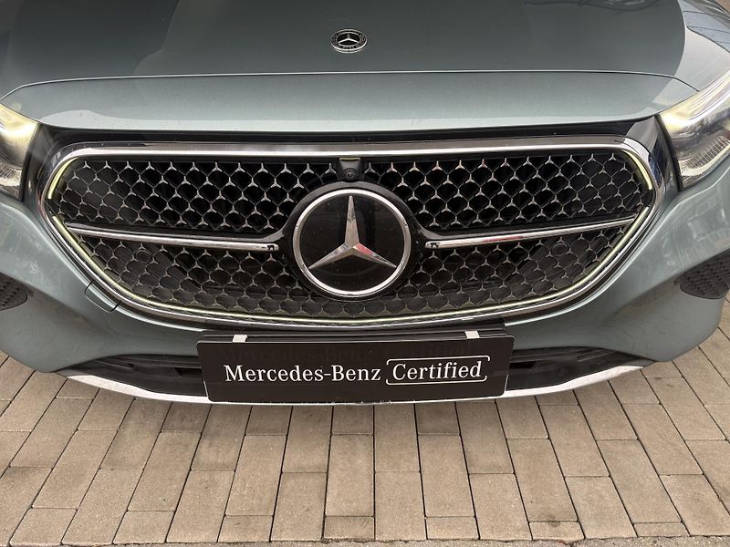 Mercedes-Benz Třídy E (2024) 300e sedan 4MATIC - fotka 8 z 40