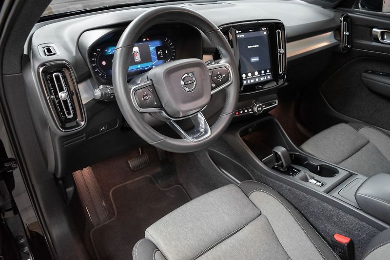 Volvo XC40 B4 CORE*145KW*ACC*ČR*DPH*1.MAJ - fotka 17 z 46