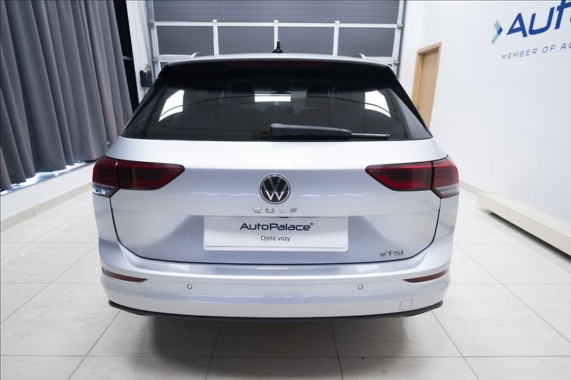 Volkswagen Golf 1,5 eTSI DSG KAMERA VÝHŘEV ČR - fotka 5 z 45