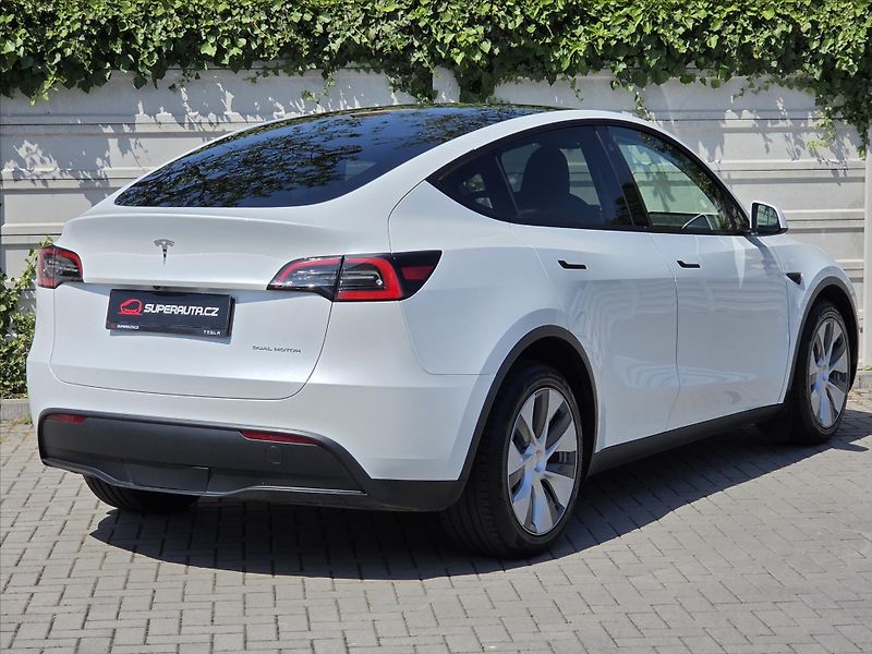 Tesla Model Y LR 4x4 Tažné z. SoH 93.4% 1.ma - fotka 7 z 21