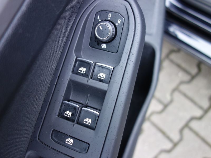 Volkswagen Golf (2021) 1.0eTSI 81kW DSG -VÝBAVA-LED - fotka 27 z 40