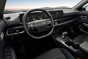 Interiér vozu Kia K4 je střižen v klasickém duchu.