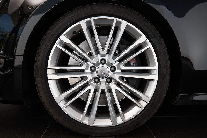 Audi S8 - fotka 26 z 28