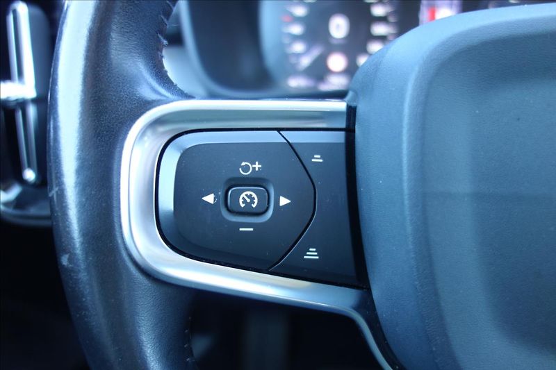Volvo XC40 2,0 D4, ČR, SERVIS.KN., AWD. - fotka 31 z 39
