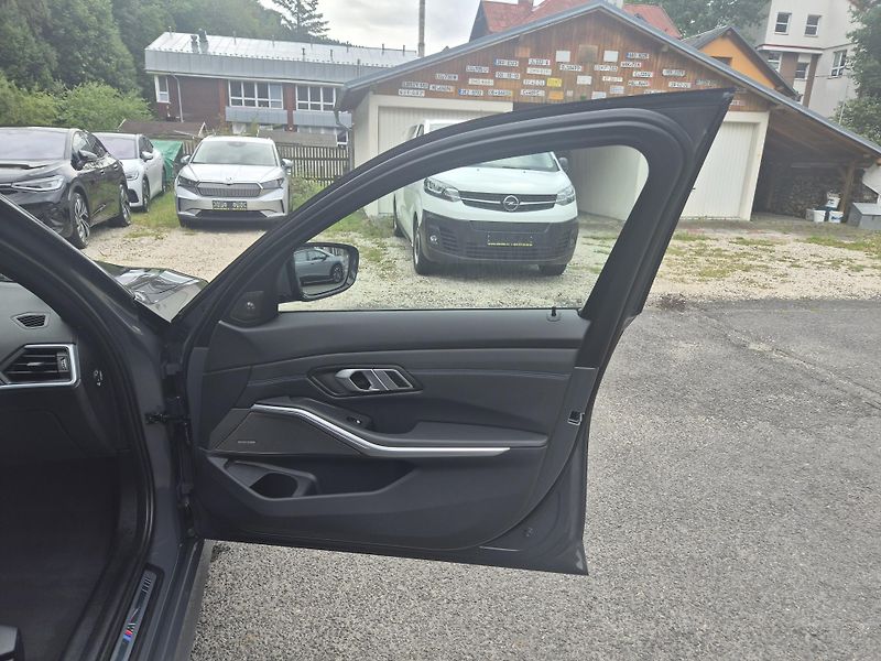 BMW Řada 3 TOURING 330D M SPORT 210kw 19A - fotka 40 z 50
