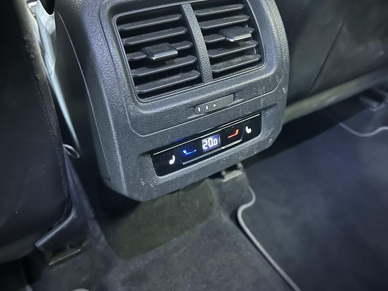 Volkswagen Touran (2023) 2.0TDi Highline LED Kamera TZ - fotka 27 z 35