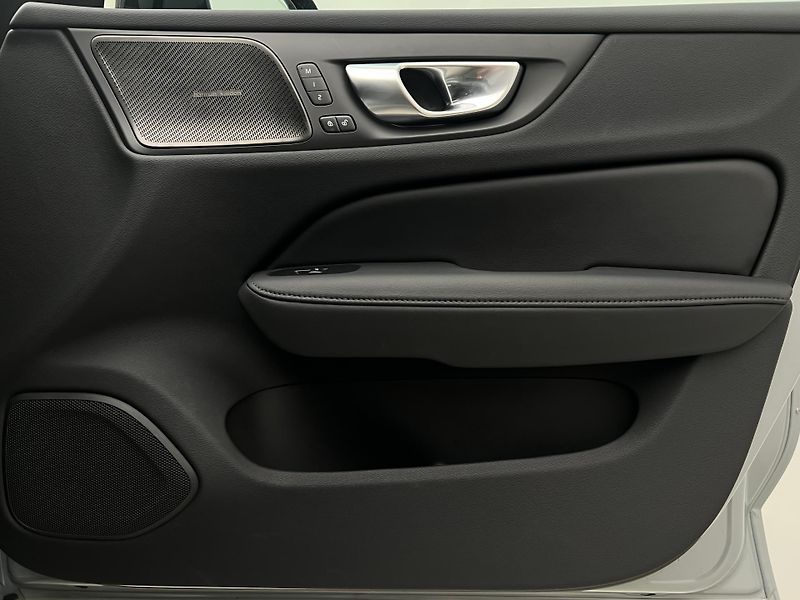 Volvo V60 B4 PLUS DARK AUT 1.maj. - fotka 43 z 43