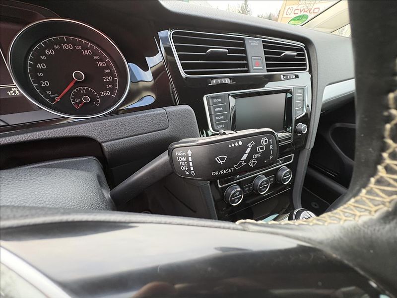 Volkswagen Golf 2,0 TDi 110kW CUP,Navi,Výhřev - fotka 8 z 40