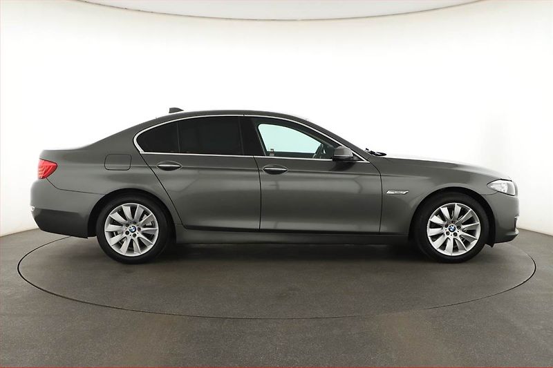 BMW Řada 5 (2014) 520i, Automat, Kůže, Navi - fotka 6 z 20