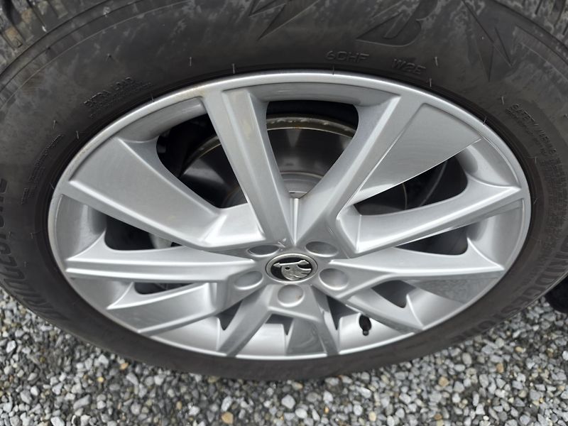 Škoda Kamiq 1.5 TSI DSG First Edition Matr - fotka 12 z 14