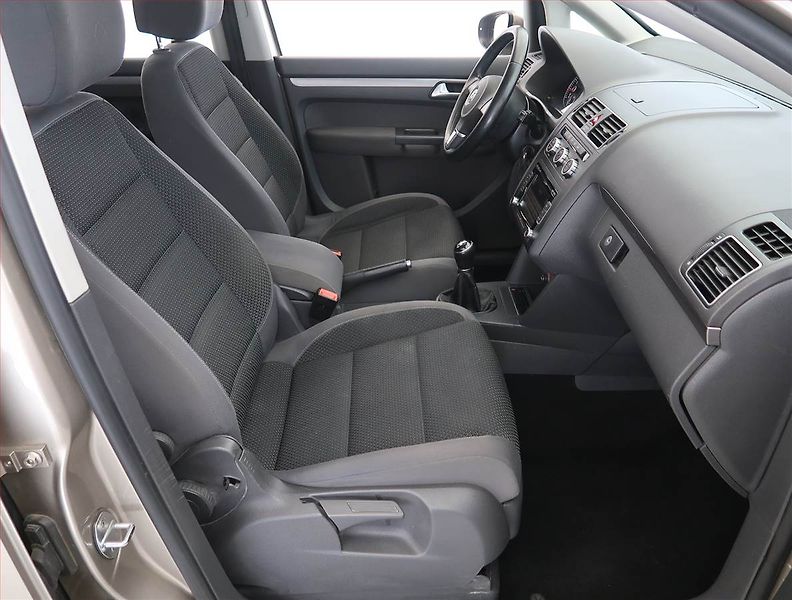 Volkswagen Touran (2013) Comfortline 1.2 TSI, ČR,1.maj - fotka 9 z 19