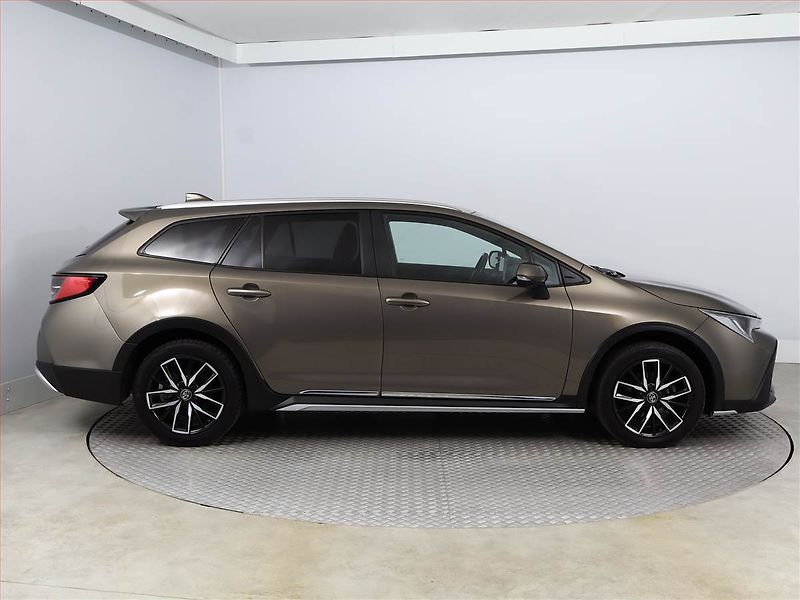 Toyota Corolla (2022) 1.8 Hybrid - fotka 6 z 20