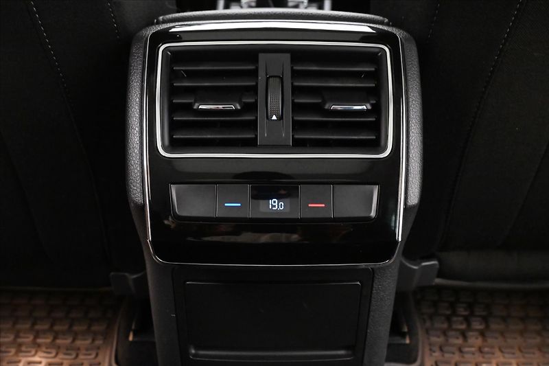 Škoda Superb 2,0 TDI 110 kW 4x4 Style Panor - fotka 21 z 32
