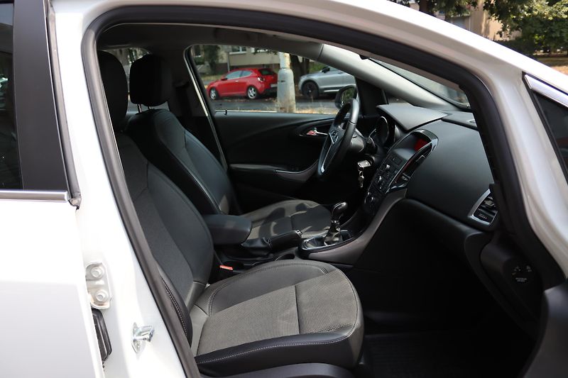 Opel Astra Opel Astra J Sports Tourer 1.7 - fotka 47 z 54