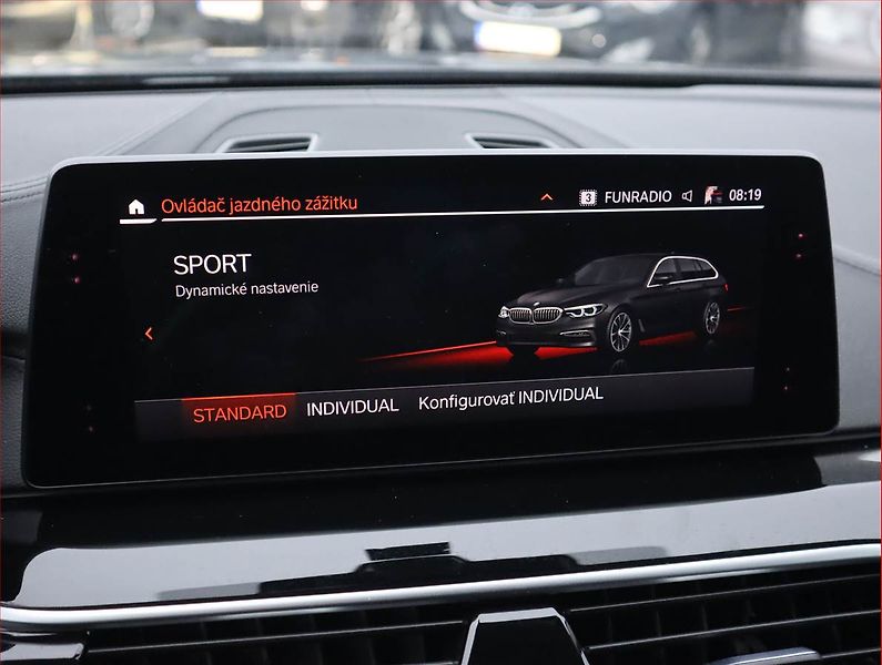 BMW Řada 5 (2019) Luxury Line 530d xDrive - fotka 23 z 24