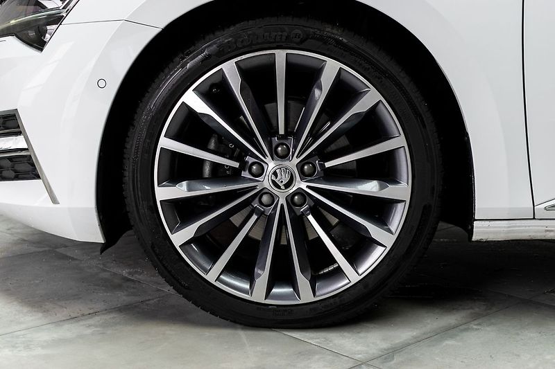 Škoda Superb 2.0 TDI L&K*TAŽNÉ*DPH*ČR 1.MAJ - fotka 45 z 52