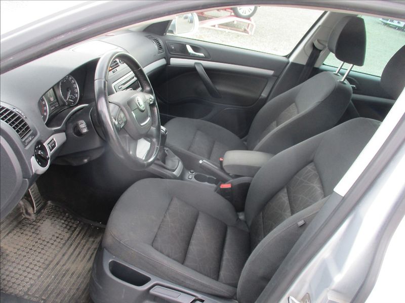 Škoda Octavia 1,6 TDI, aut. klima, servis - fotka 10 z 20