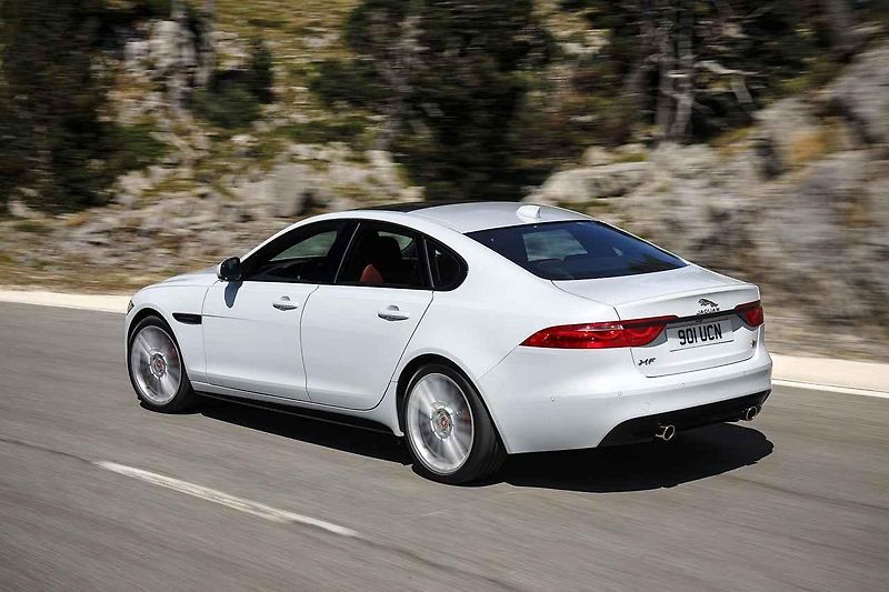 Jaguar XF Sportbrake z ptačí perspektivy.