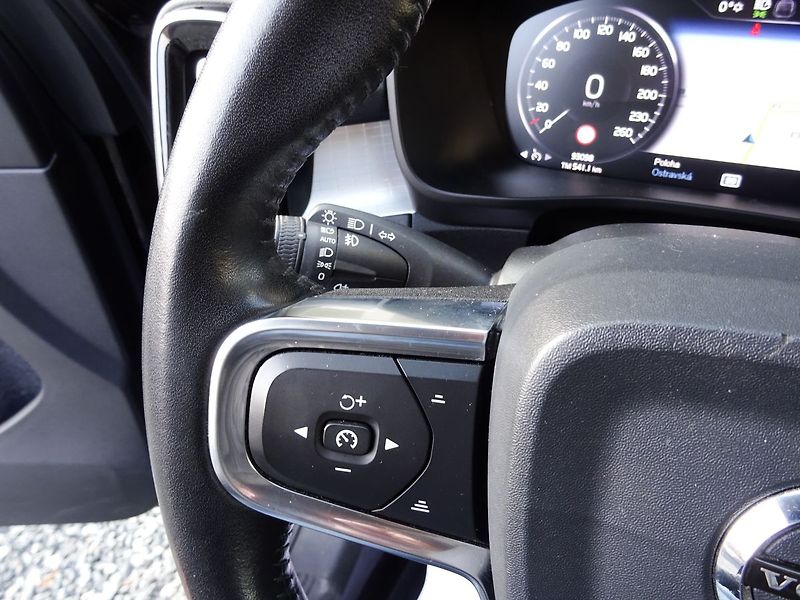 Volvo XC40 D3 A/T Virtual CarPlay Kamera - fotka 18 z 36