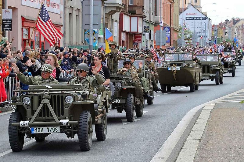 Plzní projel Konvoj svobody. Stovky kusů historické vojenské techniky v neděli projely z Bor do centra města. Ulice lemovaly tisíce diváků.