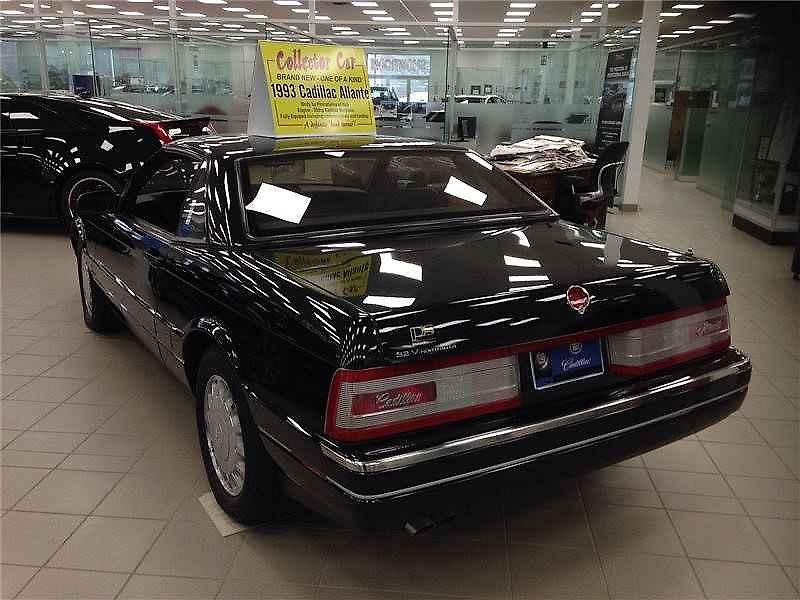 Nikdy nejetý Cadillac Allante z roku 1993.