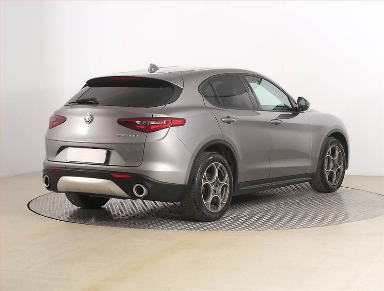 Alfa Romeo Stelvio (2018) 2.2 Diesel, Automat, Kůže - fotka 5 z 20