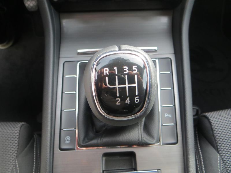 Škoda Superb 1,5 TSI 110kW Style - fotka 16 z 27