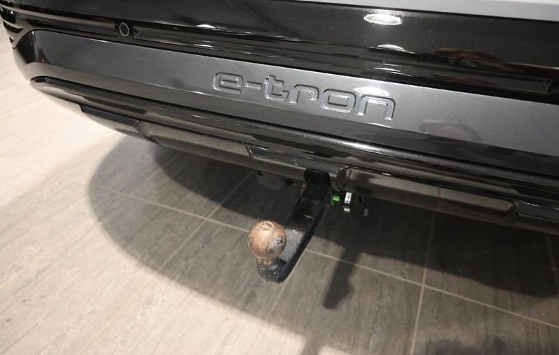 Audi Q8 e-tron 55 Q 360k Pano Tažné BLIS - fotka 18 z 27
