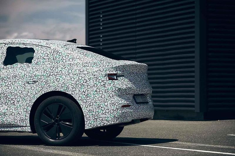 Vybraní motorističtí novináři již za sebou mají první testovací kilometry s Enyaqem iV Coupe