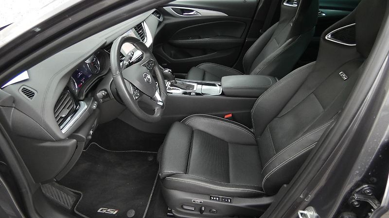 Opel Insignia ST 2,0 T 4x4 GSi - fotka 19 z 27