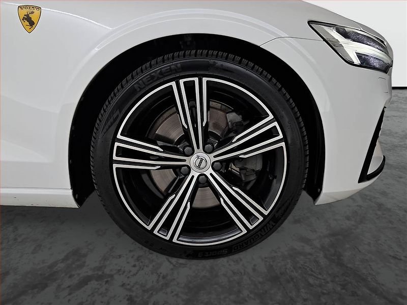 Volvo V60 (2021) R-Design T8 Twing Engine - fotka 15 z 27
