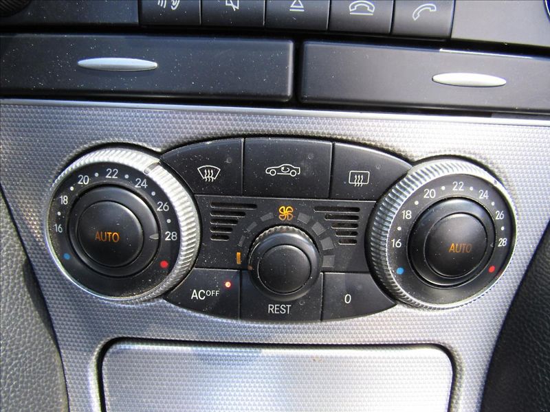 Mercedes-Benz SL 5,5 550 V8 285kw Cabrio - fotka 17 z 44