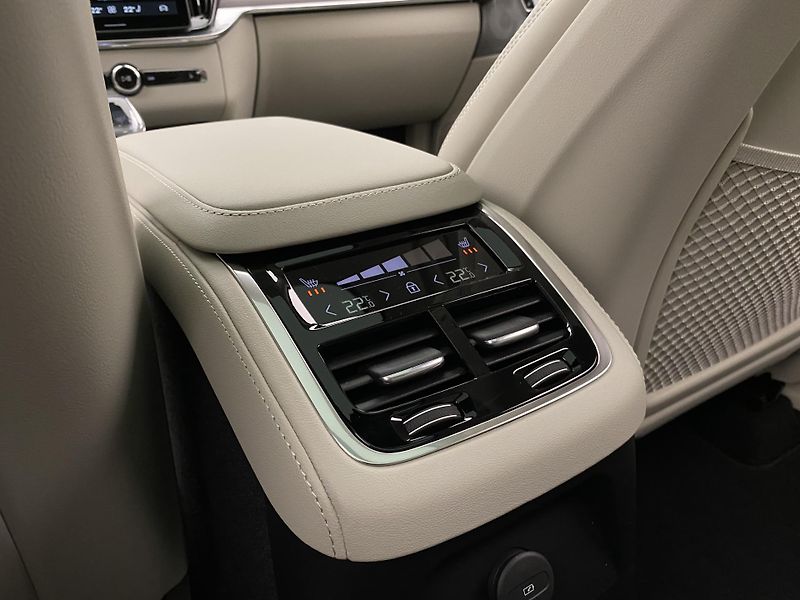 Volvo XC90 (2026) T8 AWD RECHARGE DARK ULTRA - fotka 73 z 74