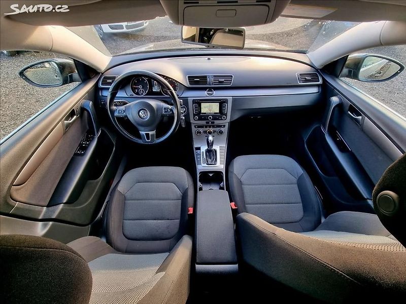 Volkswagen Passat (2012) 1,6 TDi 77KW - fotka 13 z 23