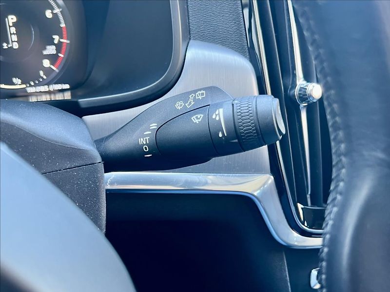 Volvo V90 2,0 T4 Drive-E R-Design Auto - fotka 26 z 48