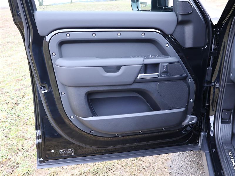 Land Rover Defender 5,0 110 P425 X-DYNAMIC CZ DPH - fotka 11 z 39