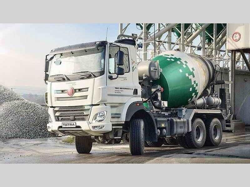 Tatra Force 8x8 – vozidlo pro přepravu potrubí.