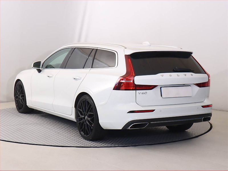 Volvo V60 (2019) T6 AWD - fotka 4 z 22