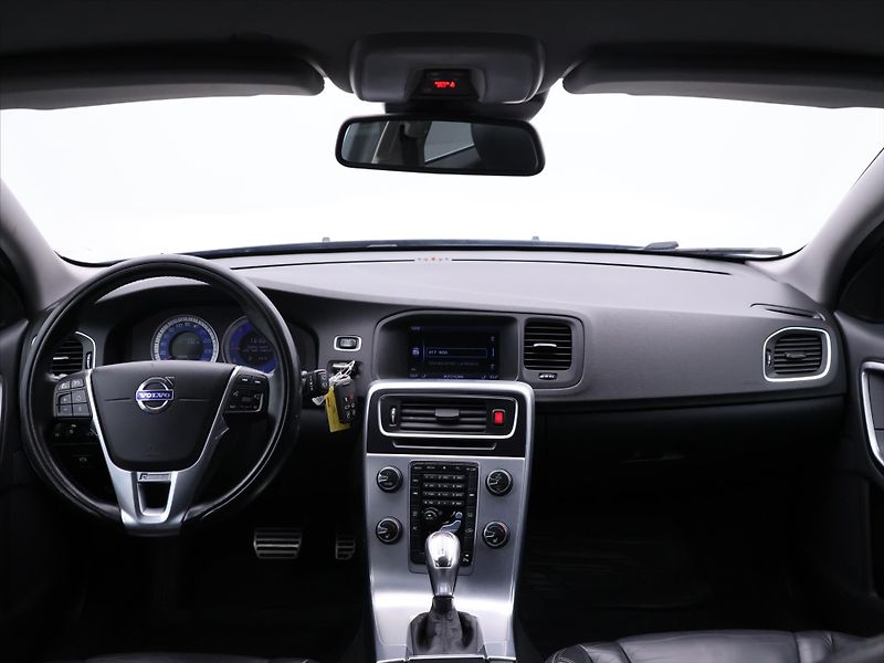 Volvo V60 2,4 D4 V5 120kW AWD R-design - fotka 20 z 27
