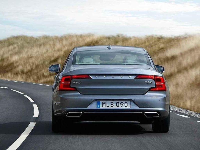 Volvo S90.