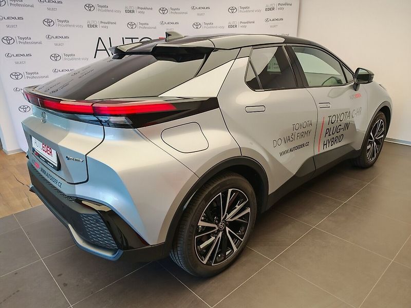 Toyota C-HR 2.0 Plug - in Hybrid ( 220k ) - fotka 4 z 37