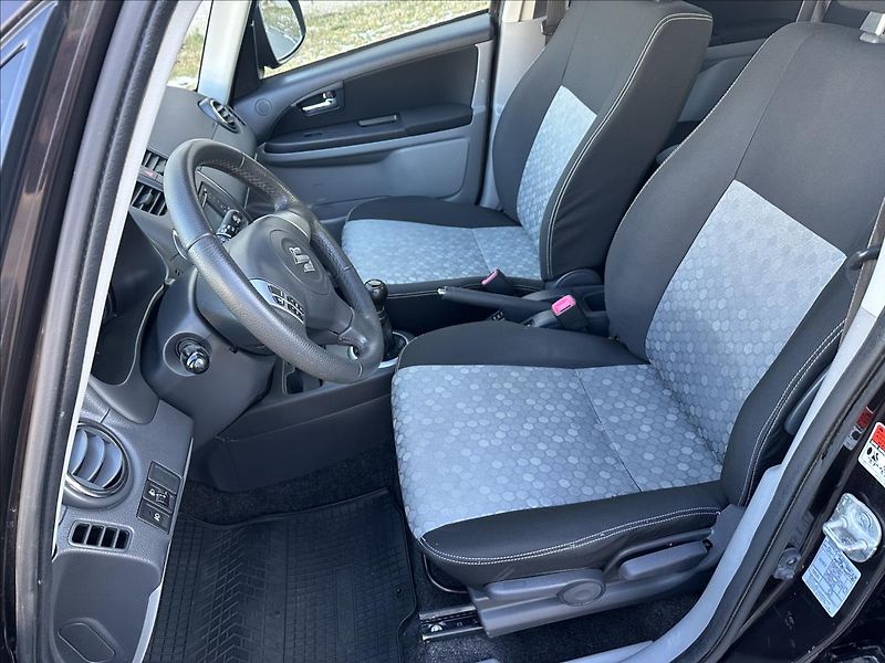 Suzuki SX4 1,6 4x4 STYLE - fotka 12 z 19