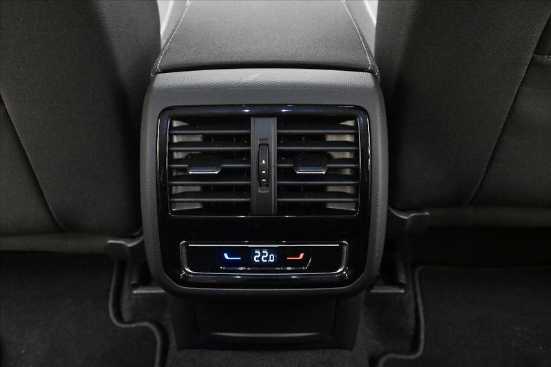 Volkswagen Passat 2,0 TDI 110 kW DSG Business Zá - fotka 21 z 31