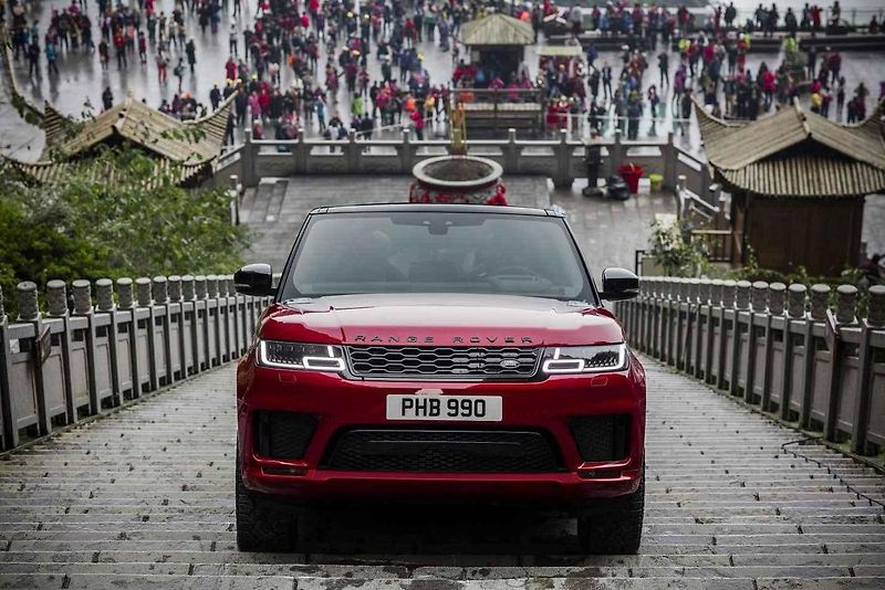 Range Rover Sport PHEV šplhá na Nebeskou bránu.