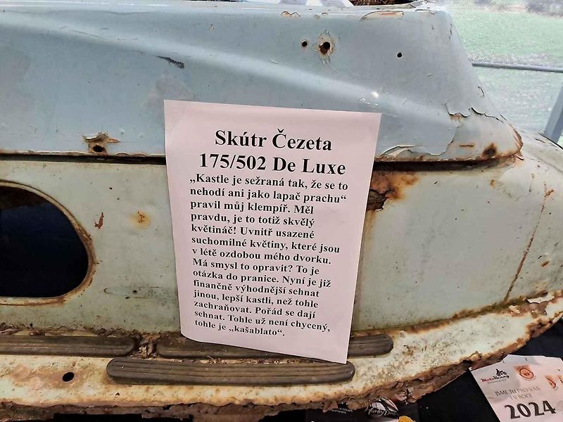 Petr Kenny Burian stojí za kuriózní výstavou legendárních československých motocyklů Jawa a ČZ.