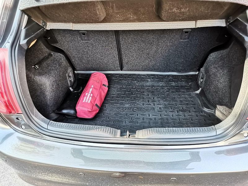 Toyota Auris (2009) 1.4VVTi 74kw ČR 5dv. Klima PDC - fotka 19 z 26