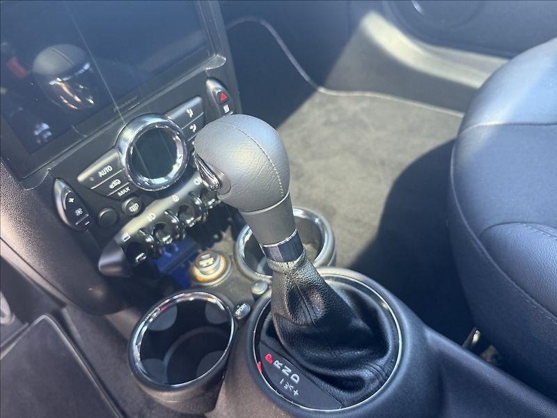 Mini Cooper 1,6 90kW PANORAMA,XENONY, A/T - fotka 13 z 22
