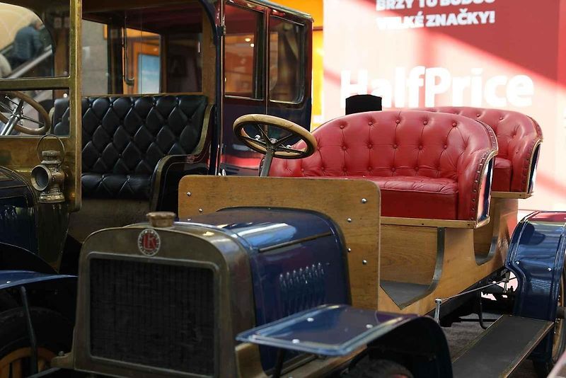 Desítkami historických aut značky Škoda se lze od čtvrtka kochat v obchodním centru Olympia v Brně. K vidění je třiadvacet aut, pět motocyklů a jízdní kolo.