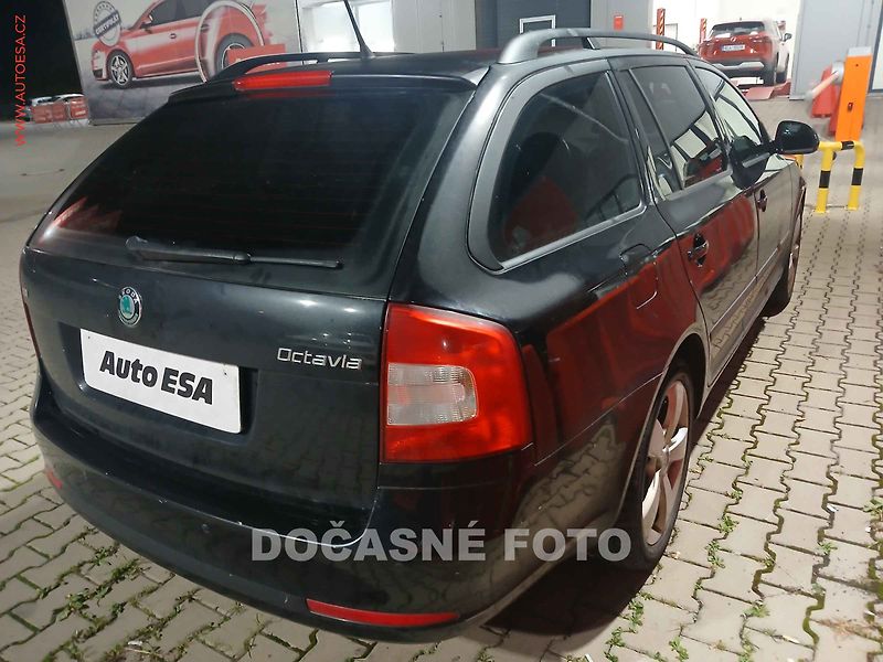 Škoda Octavia (2012) 1.6 TDi, 1.maj, AC, park - fotka 2 z 3